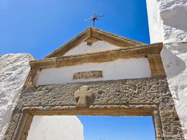 Mănăstirea „Izvorul Tămăduirii” din Patmos – locașul ce adăpostește Icoana cu trei ochi a Maicii Domnului „Eleusa”
