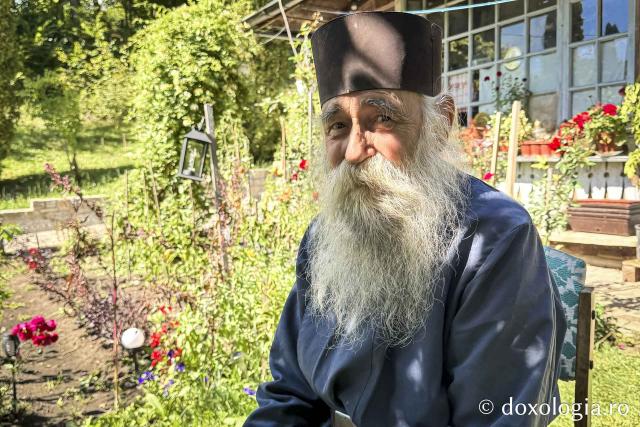 Cum am dat o tură de Rai sau despre Părintele Gavriil, grădinarul din dealul Sihăstriei