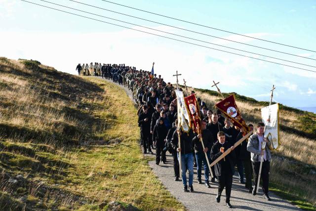 Pelerinaj la Crucea-monument de pe Muntele Mic – 20 de ani de rugăciune și jertfă
