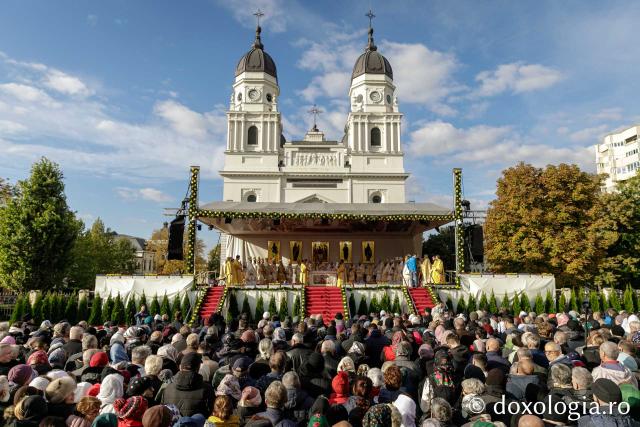 Hramul Sfintei Parascheva: Peste 30.000 de suflete unite în rugăciune în Capitala Moldovei