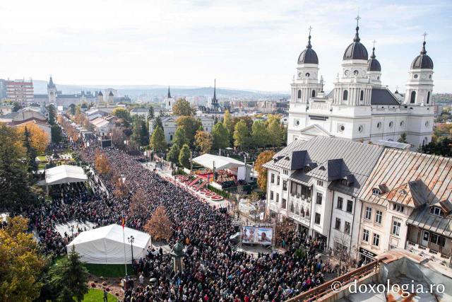 Hramul Sfintei Parascheva: Peste 30.000 de suflete unite în rugăciune în Capitala Moldovei