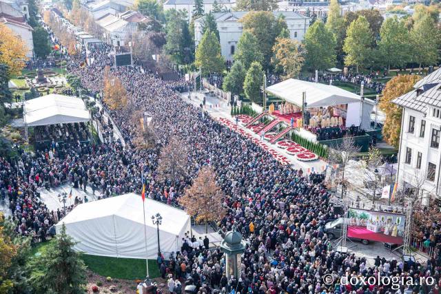 Hramul Sfintei Parascheva: Peste 30.000 de suflete unite în rugăciune în Capitala Moldovei