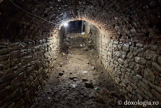 Galerie subterană, descoperită în timpul lucrărilor la Mănăstirea Neamț
