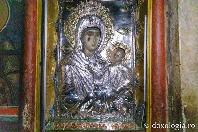 Icoana Maicii Domnului Esfagmeni (Înjunghiata) de la Mănăstirea Vatoped / Foto: pr. Silviu Cluci Icoana Maicii Domnului Esfagmeni (Înjunghiata) de la Mănăstirea Vatoped