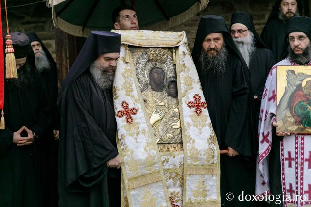 Icoana Maicii Domnului Vimatarissa / Foto: pr. Silviu Cluci Icoana Maicii Domnului Vimatarissa (Altarița) de la Mănăstirea Vatoped