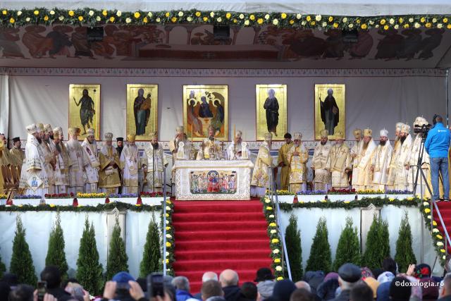 Ce ierarhi slujesc la Sfânta Liturghie din ziua de 14 octombrie