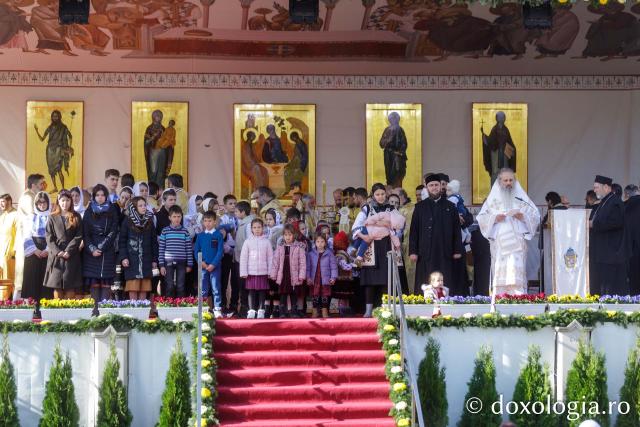 IPS Teofan oferă dinstincții familiilor de preoți cu mulți copii Hram 2025