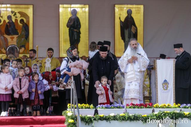IPS Teofan oferă dinstincții familiilor de preoți cu mulți copii Hram 2025