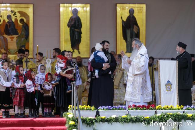 IPS Teofan oferă dinstincții familiilor de preoți cu mulți copii Hram 2025