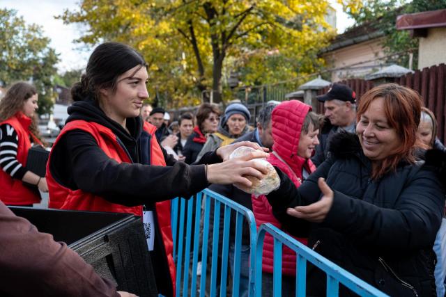 (Video)  „Hrană pentru pelerini” – mii de mese oferite la Hramul Sfintei Parascheva 2025 prin Fiideajutor.ro