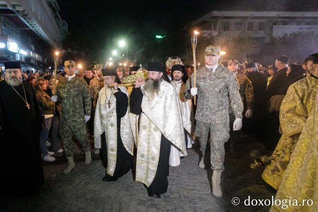 Cetatea Iașilor în sărbătoare: Sfânta Parascheva și Sfântul Grigorie Palama, purtați în rugăciune pe „Calea Sfinților”