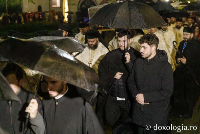 A început Hramul Iașului: Sfânta Cuvioasă Parascheva, așezată în baldachin pentru pelerini