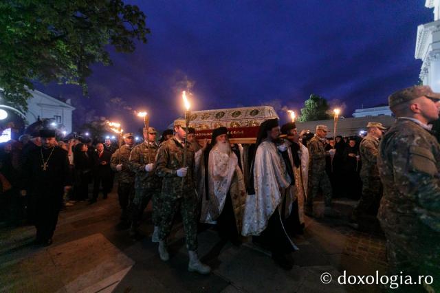 Cetatea Iașilor în sărbătoare: Sfânta Parascheva și Sfântul Grigorie Palama, purtați în rugăciune pe „Calea Sfinților”