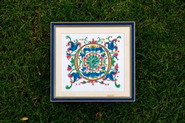 „Ornament de manuscris – Simetrie florală”