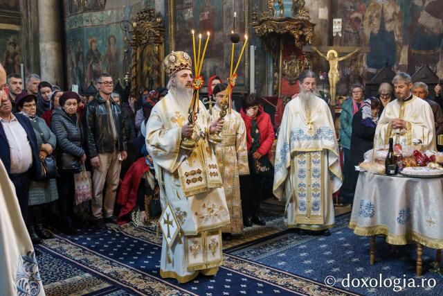 IPS Teofan, la hramul Mănăstirii Frumoasa: „ Sinții Arhangheli sunt vestitori și luptători ai mântuirii”