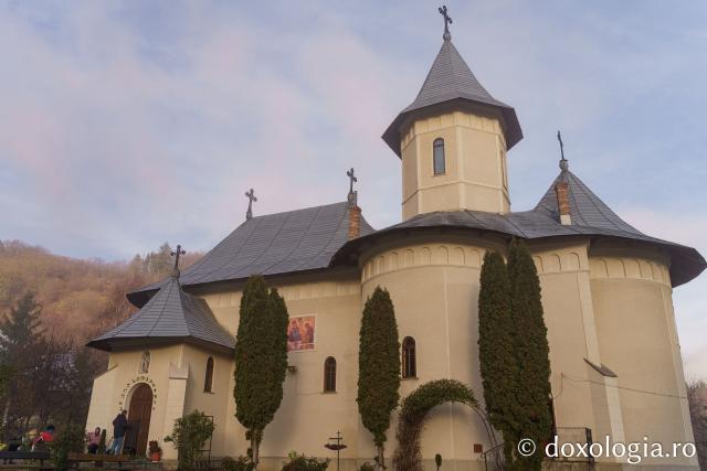 Rugăciune și binecuvântare arhierească la hramul Mănăstirii Peștera