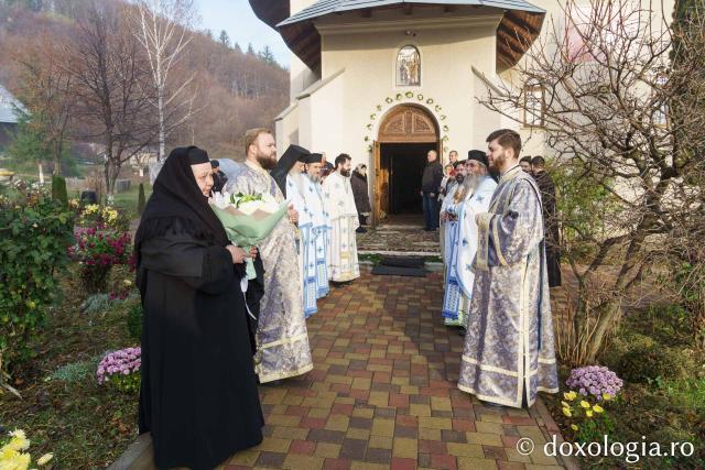 Rugăciune și binecuvântare arhierească la hramul Mănăstirii Peștera