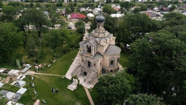 Donează pentru „Doamna din parcul cu trandafiri”! Salvează biserica din Roznov!