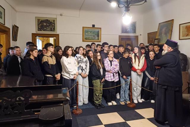 Sadoveanu, omagiat de seminariștii de la Neamț, la Schitul „Vovidenia”