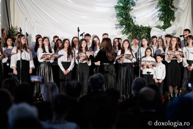 Îndemnul IPS Teofan la Concertul de colinde de la Iași: „Să deschidem ușa fiecărui colindător care bate la ușă, căci cine știe cum va fi și anul care vine?”