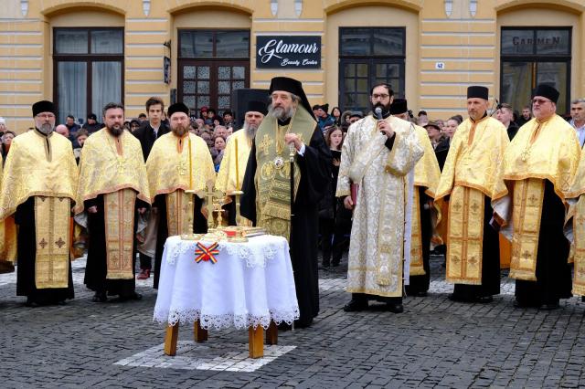 „Să lucrăm cu credință ca să transmitem mai departe o țară bogată, o țară ce stă sub semnul Crucii”, le-a transmis PS Nichifor botoșănenilor cu prilejul Zilei Naționale