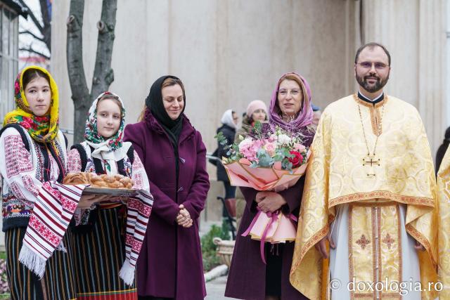 Preasfințitul Nichifor Botoșăneanul, în mijlocul credincioșilor de la Parohia „Uspenia”