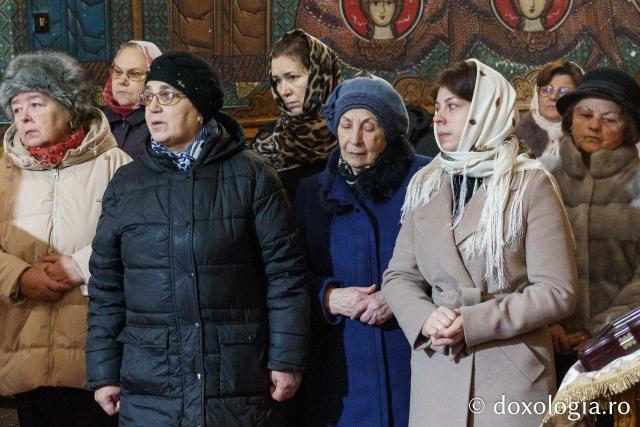 Preasfințitul Nichifor Botoșăneanul, în mijlocul credincioșilor de la Parohia „Uspenia”