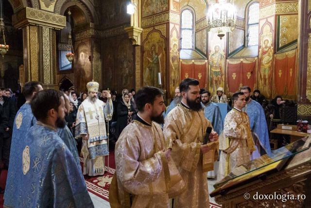 Sfântă Liturghie arhierească și hirotonie în Duminica de după Nașterea Domnului, la Mănăstirea „Sfinții Trei Ierarhi” din Iași