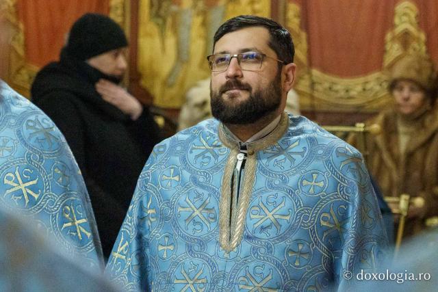 Sfântă Liturghie arhierească și hirotonie în Duminica de după Nașterea Domnului, la Mănăstirea „Sfinții Trei Ierarhi” din Iași