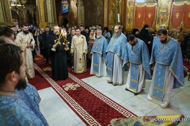Sfântă Liturghie arhierească și hirotonie în Duminica de după Nașterea Domnului, la Mănăstirea „Sfinții Trei Ierarhi” din Iași