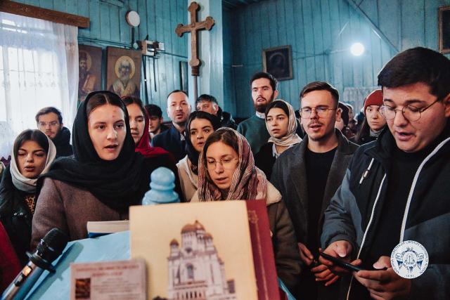 Bucurie și colind la Parohia „Sfântul Dimitrie” din Rediu: Liturghie misionară cu tinerii ASCOR Iași