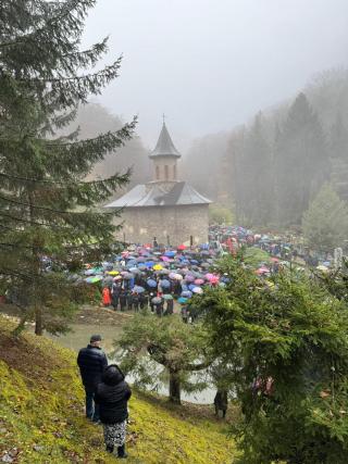 De la fotografia evitată la icoana strânsă la piept – cum am ajuns să-l cunosc pe Sfântul Arsenie de la Prislop
