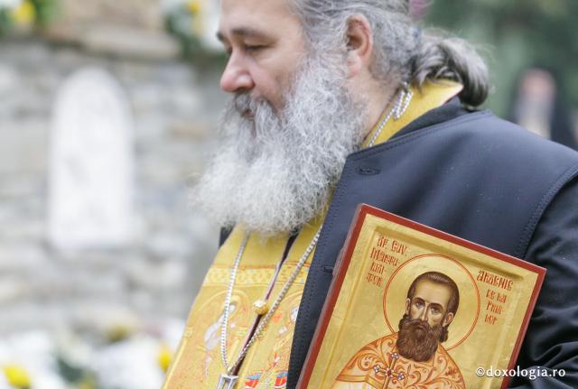 De la fotografia evitată la icoana strânsă la piept – cum am ajuns să-l cunosc pe Sfântul Arsenie de la Prislop