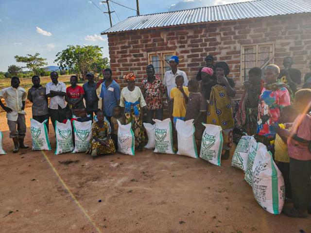 Bucurie la sac. Făină de porumb pentru familiile din cătunul Mbumi