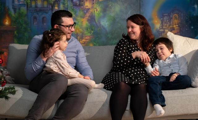 O poveste de Crăciun altfel – doi frați din Iași, diagnosticați cu tetrapareză, au nevoie de suportul nostru