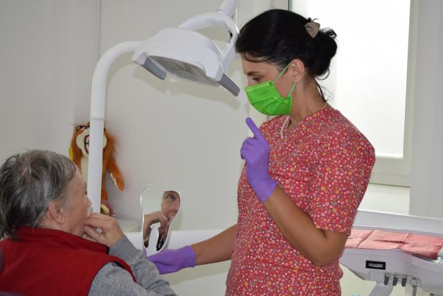 Zâmbetul care nu îmbătrânește”, un proiect umanitar ce redă demnitatea și încrederea seniorilor