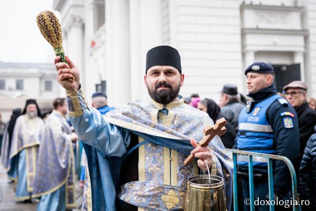 Botezul Domnului, sărbătorit la Catedrala Mitropolitană din Iași: „În drumul întoarcerii noastre spre viața cea adevărată, aghiazma mare este și ea un ajutor”
