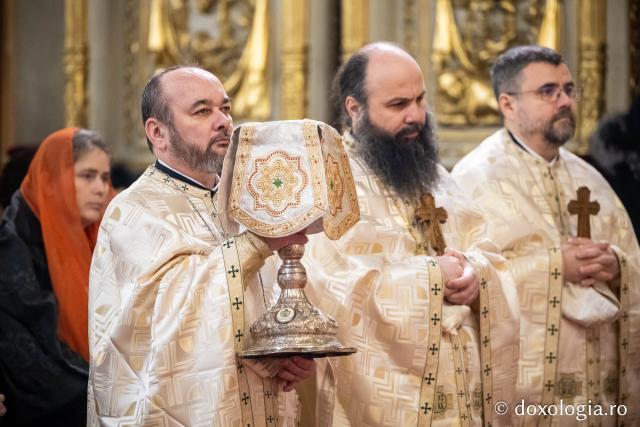 „Să ne identificăm cât mai mult cu Hristos, să gândim ca Hristos, să simțim ca Hristos și acestea să fie temelia mărturisirii credinței”, le-a transmis Episcopul Hușilor studenților teologi, la Iași