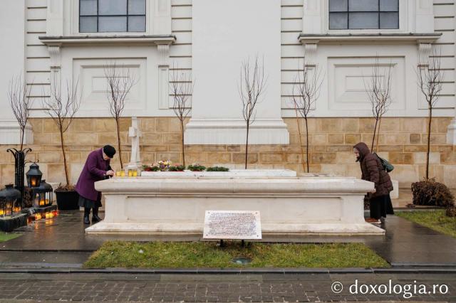 lumina de la mormantul Sfantului Iosif cel Milostiv 01