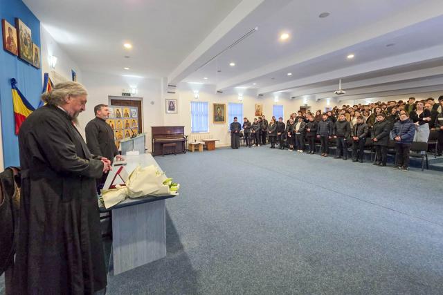 Părintele profesor Vasile Păvăleanu, sărbătorit la Seminarul Teologic de la Mănăstirea Neamț