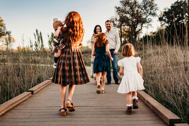 (Video) Mai mulți frați, mai mult sprijin – bogăția relațiilor în familia numeroasă