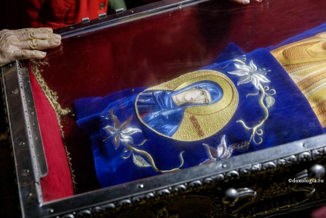 „Am rugat-o şi eu pe Sfânta Parascheva s-o ajute, s-o scoată din acest necaz” – minuni ale Cuvioasei povestite de Sfânta Blandina de la Iași