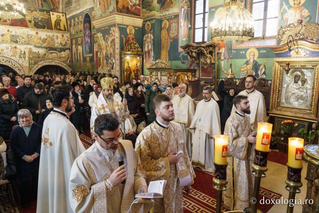 Sfânta Liturghie arhierească la Parohia „Sfântul Sava” din Iași, de sărbătoarea Sfântului Mucenic Trifon
