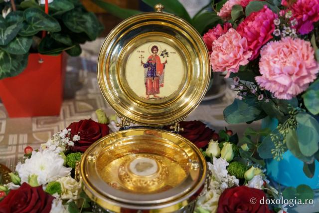 Sfânta Liturghie arhierească la Parohia „Sfântul Sava” din Iași, de sărbătoarea Sfântului Mucenic Trifon