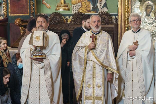 Sfânta Liturghie arhierească la Parohia „Sfântul Sava” din Iași, de sărbătoarea Sfântului Mucenic Trifon