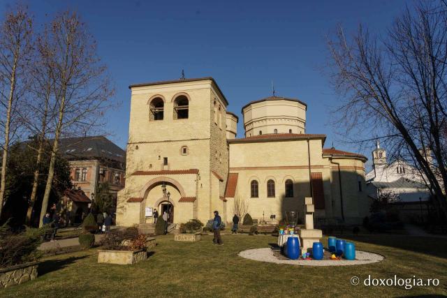 Sfânta Liturghie arhierească la Parohia „Sfântul Sava” din Iași, de sărbătoarea Sfântului Mucenic Trifon