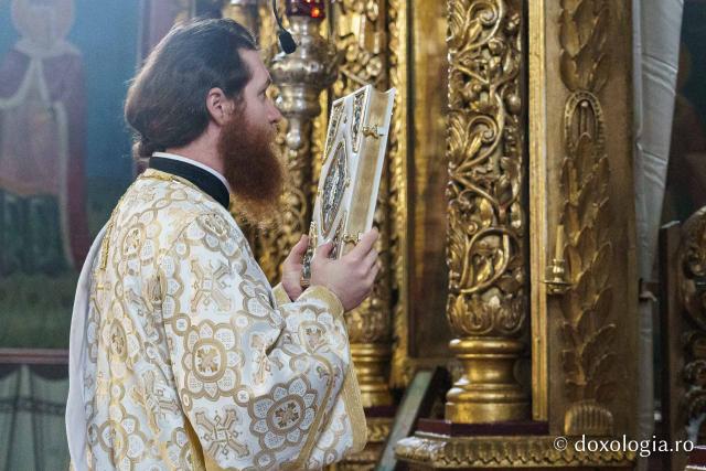 Preasfințitul Părinte Nichifor Botoșăneanul a slujit la Mănăstirea Bărboi, în Duminica Lăsatului sec de brânză