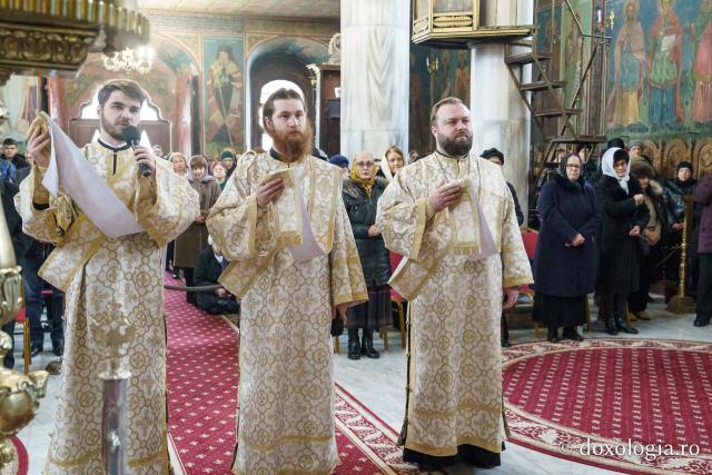 Preasfințitul Părinte Nichifor Botoșăneanul a slujit la Mănăstirea Bărboi, în Duminica Lăsatului sec de brânză