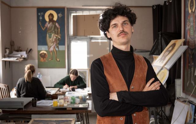 A dărui pentru ca alții să poată crea – Misiunea lui Emanuel Chiriac și vocația studenților de la Artă Sacră