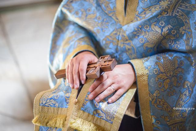 Cuviosul Tihon niciodată nu rănea pe vreun om, ci îi vindeca rănile cu balsamul dragostei lui Hristos